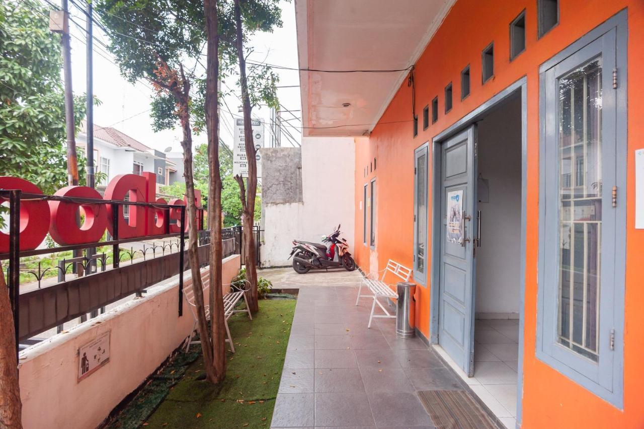 Reddoorz Syariah Near Grand Galaxy Park Hotel Ceger Exterior photo
