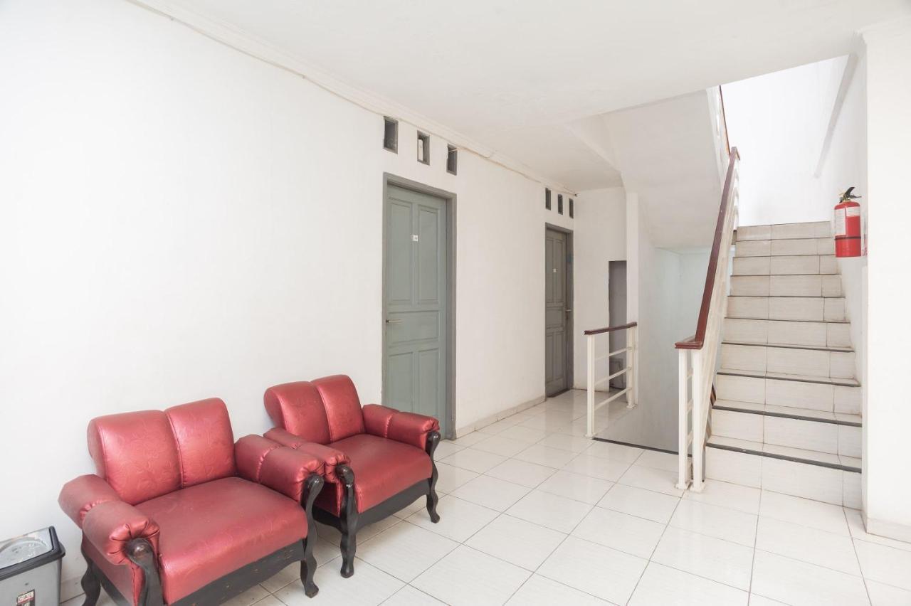 Reddoorz Syariah Near Grand Galaxy Park Hotel Ceger Exterior photo